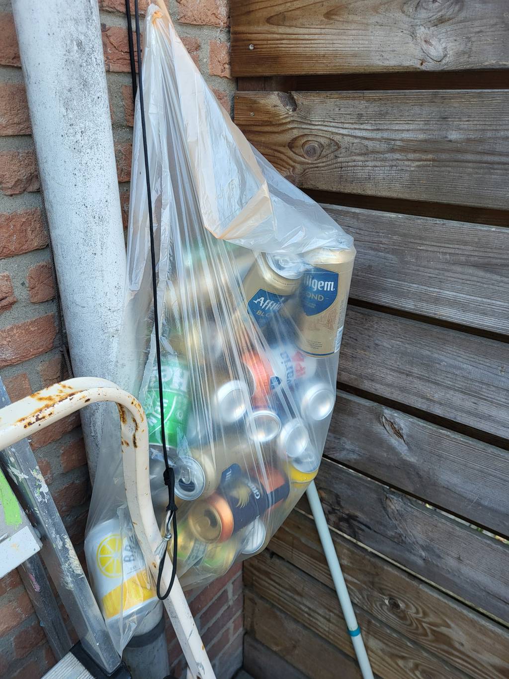 Statiegeld blikje wegbrengen — foto 1 van 1